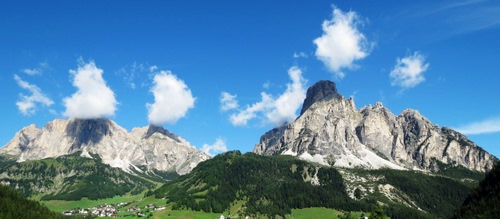 Immagine con nuvole, cielo, montagne, verde, azzurro, cime, rocce, roccia, prati, bianco, boschi, montagna, alberi, bosco, paese, panorama, paesaggio, ombra