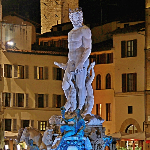 Immagine con finestre, statua, fontana, case, notturno, luci, marmo, notte, piazza, torre, palazzi, scultura, cavalli, bianco, azzurro, statue, arco, nettuno