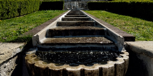 Immagine con erba, fontana, acqua, verde, siepe, gradini, prato, giardino, vasca, parco, statue, scalini, siepi, statua