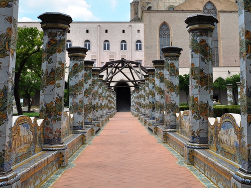 Immagine con colonne, panchine, palazzo, prospettiva, viale, disegni, chiostro, chiesa, ceramica