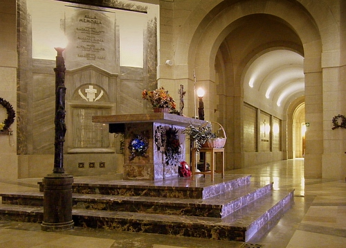 Immagine con altare, chiesa, gradini, fiori, luci, archi, candela, arco