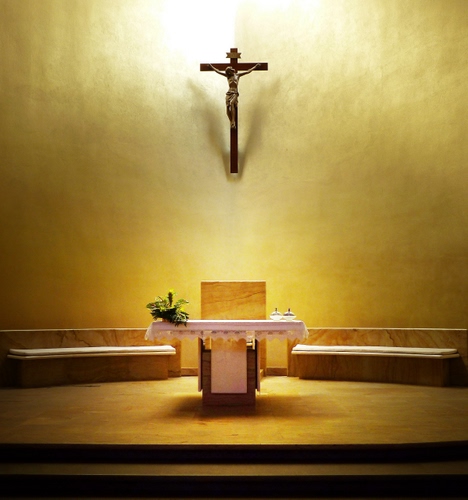 Immagine con altare, crocifisso, chiesa, pianta, scalini, croce, gradini, candela, giallo, interno