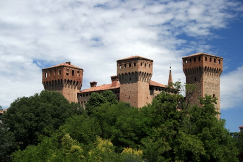 Immagine con castello, torri, alberi, nuvole, cielo, rocca, verde