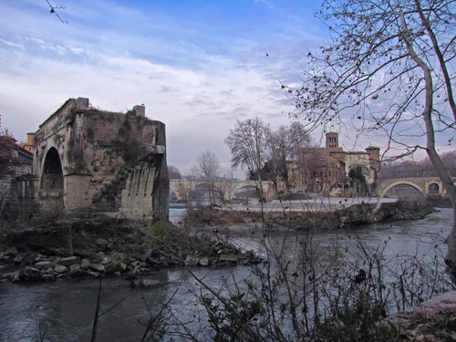 Immagine con fiume, alberi, cielo, ruderi, ponte, acqua, archi, rovine, rami, pietre, ponti, rudere, roma, nuvole, cespugli, castello, torri, abbandono
