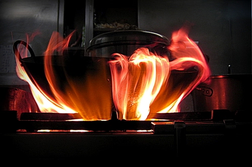 Immagine con fuoco, pentola, fiamme, fornello, rosso, cucina, pentole, fiamma