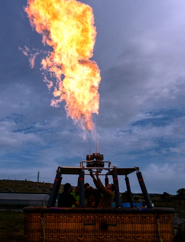 Immagine con fuoco, persone, mongolfiera, nuvole, cielo, cesto, giallo, fiamme, fiamma, uomini, azzurro
