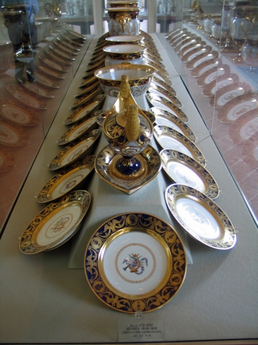 Immagine con piatti, vetrina, oro, porcellana, blu, esposizione, museo, prospettiva, ceramica