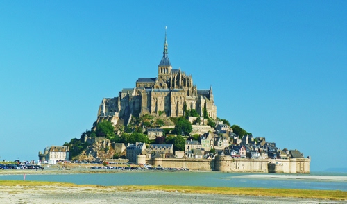 Immagine con mare, chiesa, case, campanile, mura, cielo, isola, castello, spiaggia, piante, monte, verde, città, acqua, francia