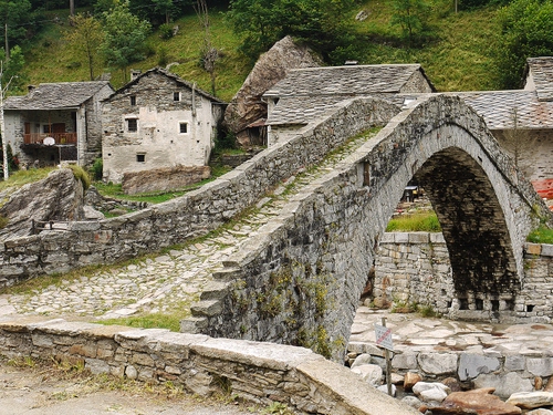 Immagine con ponte, case, pietre, verde, pietra, arco, fiume, torrente