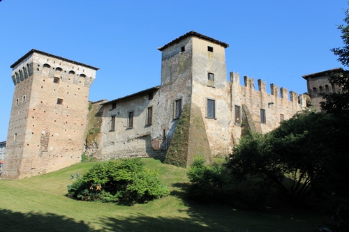 Immagine con castello, torri, merli, prato, verde, finestre, alberi, torre