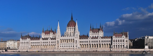 Immagine con fiume, nuvole, cielo, finestre, cupola, guglie, azzurro, palazzo, torri, archi, castello, colonne, bianco, parlamento, acqua, facciata, budapest, danubio, cupole