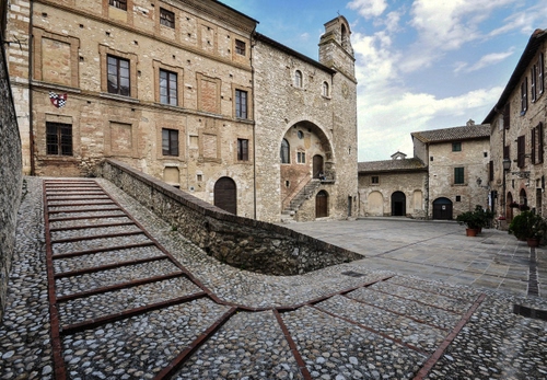 Immagine con piazza, finestre, gradini, scala, scale, arco, chiesa, pietre, scalinata, palazzo, campanile, case