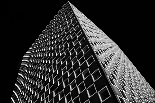 Immagine con bianconero, finestre, palazzo, grattacielo, quadrati, nero, prospettiva, architettura, geometrie, geometria