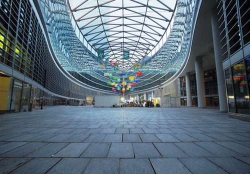 Immagine con colonne, pavimento, galleria, bandiere, colori, soffitto, geometrie, rettangoli, luce, architettura, mattoni, negozi, vetrine, triangoli, vetro, piastrelle, vetrata, vetrate, luci, cielo