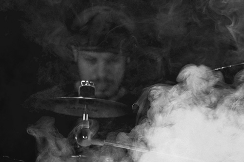 Immagine con fumo, piatto, bianconero, musica, batteria, musicista, uomo, batterista, nebbia, cappello, nero, suonare, sfocato, piatti, volto
