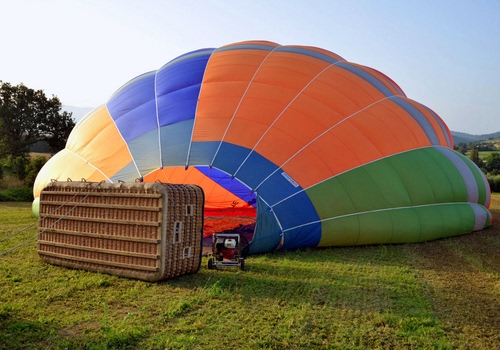 Immagine con mongolfiera, prato, verde, cielo, cesto, erba, colori, cesta, arancione, pallone, albero, arancio, azzurro, giallo, alberi, multicolore, blu