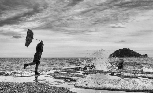 Immagine con mare, ombrello, vento, acqua, isola, onde, bianconero, nuvole