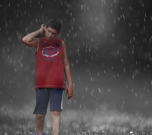 Immagine con pioggia, ragazzo, maglietta, rosso, bambino, gocce, braccia, gambe, acqua, bagnato, blu