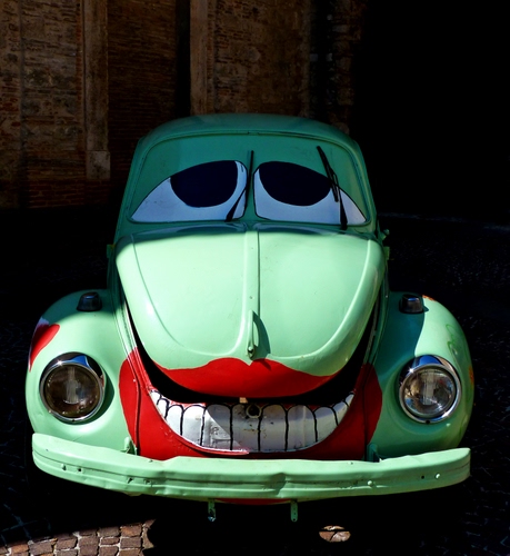 Immagine con verde, occhi, automobile, maggiolino, denti, rosso, bocca, fari, fanali, cofano, macchina, sorriso, auto, labbra