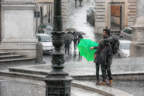 Immagine con pioggia, persone, verde, ombrello, ombrelli, gradini, maltempo, palo, vento