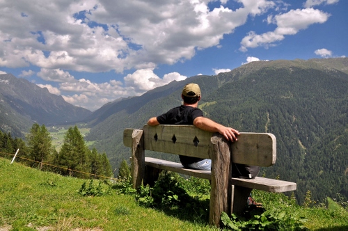Immagine con panchina, nuvole, montagna, uomo, verde, legno, montagne, paesaggio, cielo, alberi