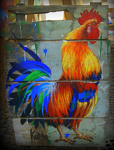 Immagine con gallo, rosso, dipinto, legno, giallo, blu, cresta, verde, piume, colori, bargigli, murales, becco, zampe, disegno, multicolore, azzurro, assi, arancione