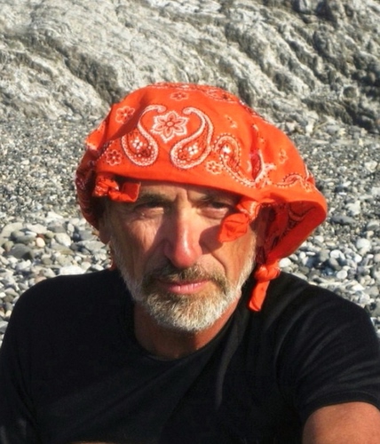 Immagine con uomo, barba, fazzoletto, nero, rosso, rocce, bandana, ritratto, arancione, nodi, copricapo, maglietta, naso, autoritratto, occhi, volto, arancio, nera, baffi, viso