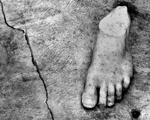 Immagine con piede, dita, marmo, statua, bianconero, crepa, pietra, scultura, foro, grigio, unghie