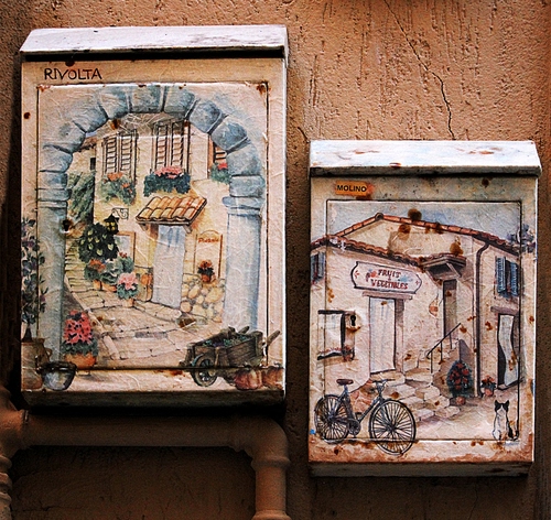 Immagine con posta, bicicletta, cassette, gatto, muro, arco, due, tubo, fiori, dipinti, carriola, disegni, finestre