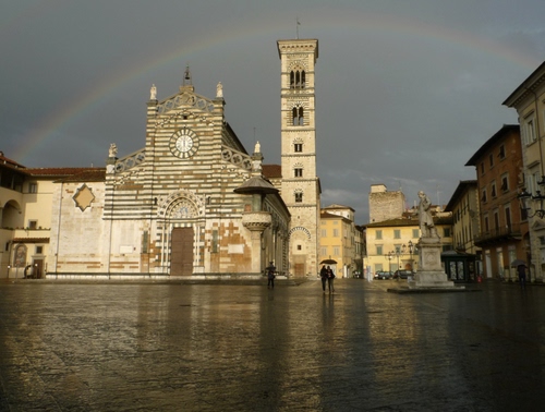 Immagine con chiesa, arcobaleno, piazza, pioggia, campanile, monumento, statua