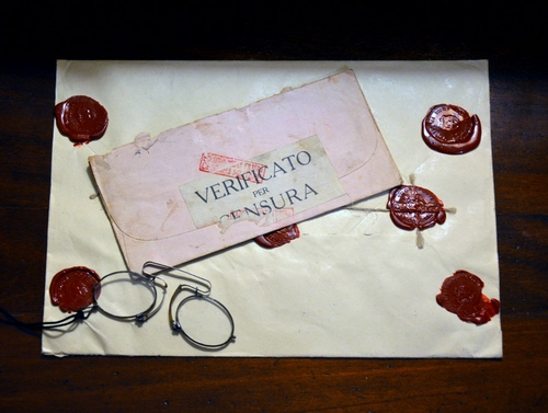 Immagine con occhiali, ceralacca, busta, bianco, sigilli, rosso, lettera, timbro, scritta, vintage, nero, posta, carta, buste, frase