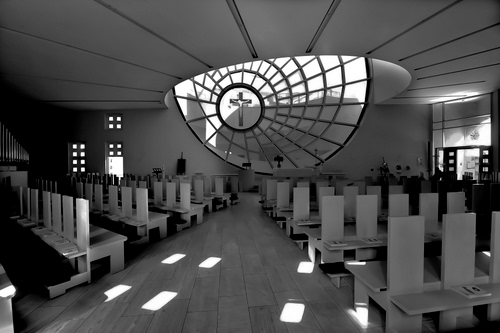 Immagine con chiesa, croce, sedie, bianconero, luce, bianco, ombre, banchi, crocifisso, interno