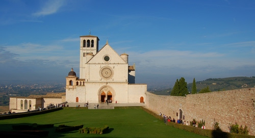 Immagine con prato, chiesa, basilica, campanile, assisi, cielo, muro, verde
