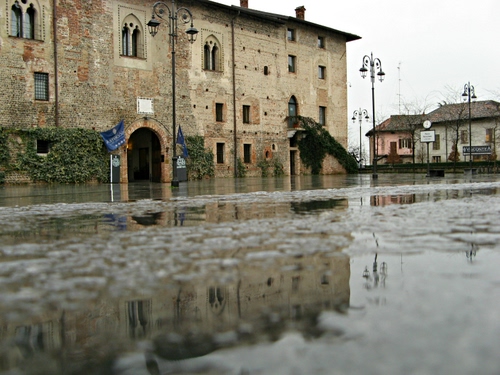 Immagine con acqua, lampioni, riflesso, pioggia, riflessi, piazza, palazzo, case, arco, portone, bifore
