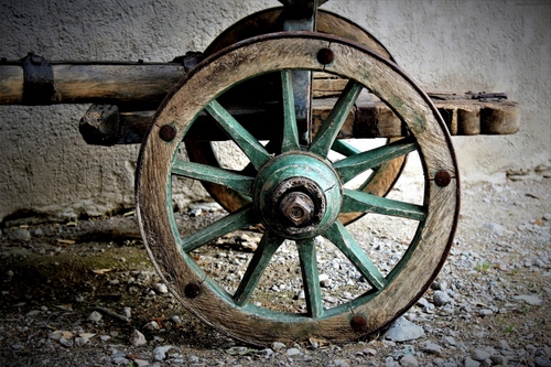 Immagine con raggi, legno, sassi, ruota, verde, carretto, ruote, ferro, carro, terra, cerchio, pietre