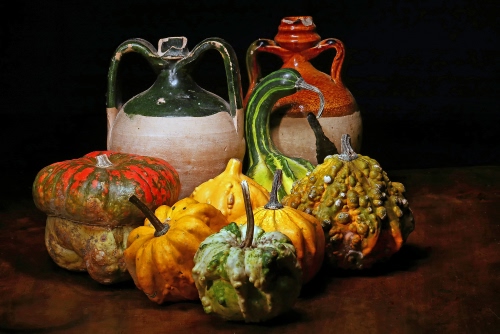 Immagine con zucche, giallo, verde, natura, colori, rosso, verdura, composizione, anfora, zucca, nero, contenitori, arancione, bottiglie, autunno