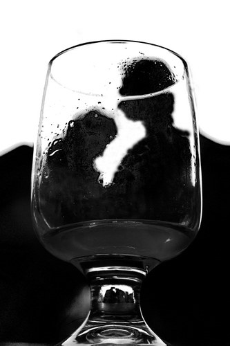 Immagine con bicchiere, vetro, trasparenza, bianconero, cristallo, nero, riflesso, persone, donna, coppia, calice, sagome, uomo, sagoma, figure, trasparente, due, ombre