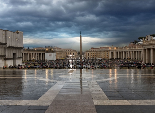 Immagine con piazza, nuvole, obelisco, pioggia, persone, roma, maltempo, colonne, colonna, luci