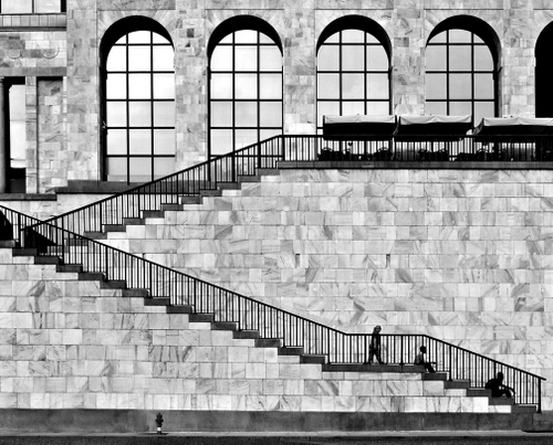 Immagine con archi, ringhiera, persone, scale, finestre, bianconero, scalinata, vetro, vetrate, quadrati, scala, gradini, scalini, vetri, passanti