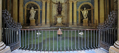 Immagine con statue, fontana, colonne, acqua, ringhiera, ferro, recinzione, archi, cancellata, azzurro, sbarre, sculture, vasca, marmo, nicchie
