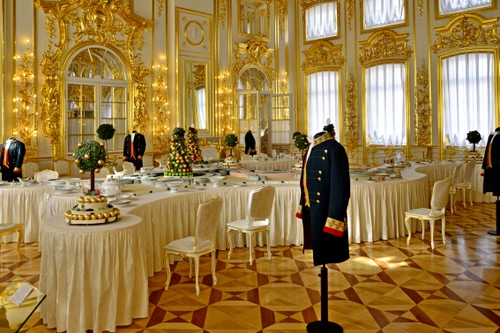 Immagine con finestre, sedie, tovaglie, salone, luci, manichini, porte, decorazioni, tavoli, oro, tende, pavimento, divisa, tavolo, divise, stucchi, bianco, livree, vetrate, tovaglia, manichino, tavola, uniformi, uniforme, piatti, sala