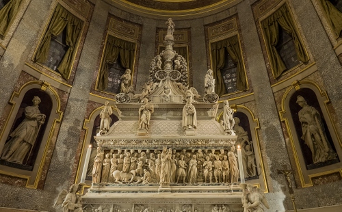 Immagine con statue, altare, chiesa, angeli, abside, sculture, finestre, nicchie, tomba, archi, interno, marmo, bianco, sarcofago, bassorilievo, bassorilievi
