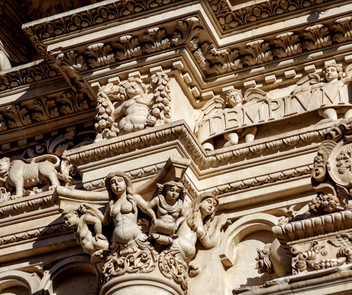 Immagine con decorazioni, statue, tempio, colonna, donne, sculture, capitello, scritta, chiesa, architettura, scultura, barocco