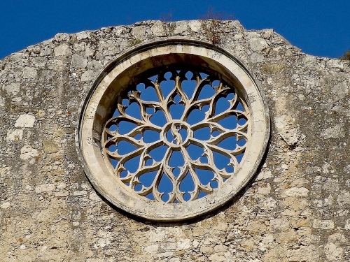 Immagine con rosone, muro, cerchio, cielo, rudere, azzurro, chiesa, blu, pietre, sassi, pietra