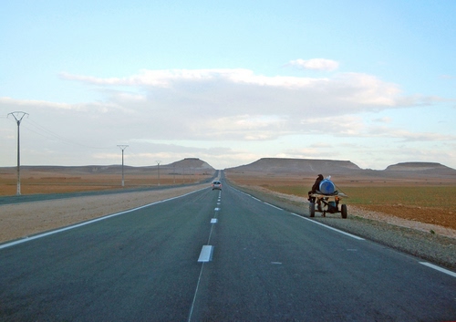 Immagine con strada, carretto, nuvole, cielo, pali, asfalto, auto, linee, colline, carro, orizzonte, bianco, automobile, macchina, tralicci, campi, strisce, panorama, rettilineo, montagne