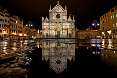 Immagine con chiesa, piazza, riflesso, luci, notturno, case, lampioni, firenze, notte, acqua, riflessi, facciata, pozzanghera, rosone, duomo, porte, palazzi, finestre