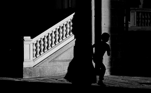 Immagine con balaustra, bianconero, bambino, scala, colonnine, ombra, bianco, ombre, nero, persona, ragazzo, buio, luce, fuga, movimento, corsa
