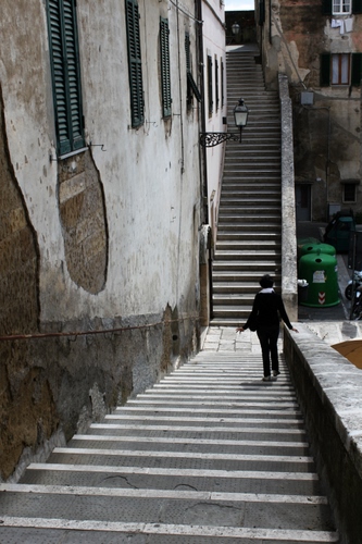 Immagine con lampione, gradini, scale, finestre, scala, discesa, scendere, salita, persiane, corrimano