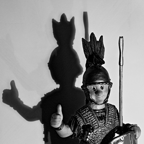 Immagine con ombra, elmo, pollice, bianconero, pupazzo, soldato, mano
