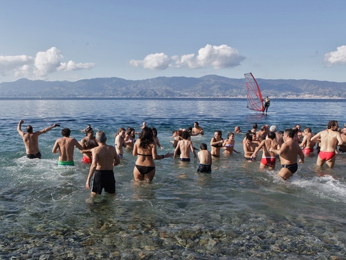 Immagine con bagnanti, vela, nuvole, acqua, persone, mare, rosso, surf, montagne, uomini, donne, windsurf, bagno, costume, cielo, lago, sassi, costumi, gente, trasparenza, azzurro, colline, estate, monti, spiaggia